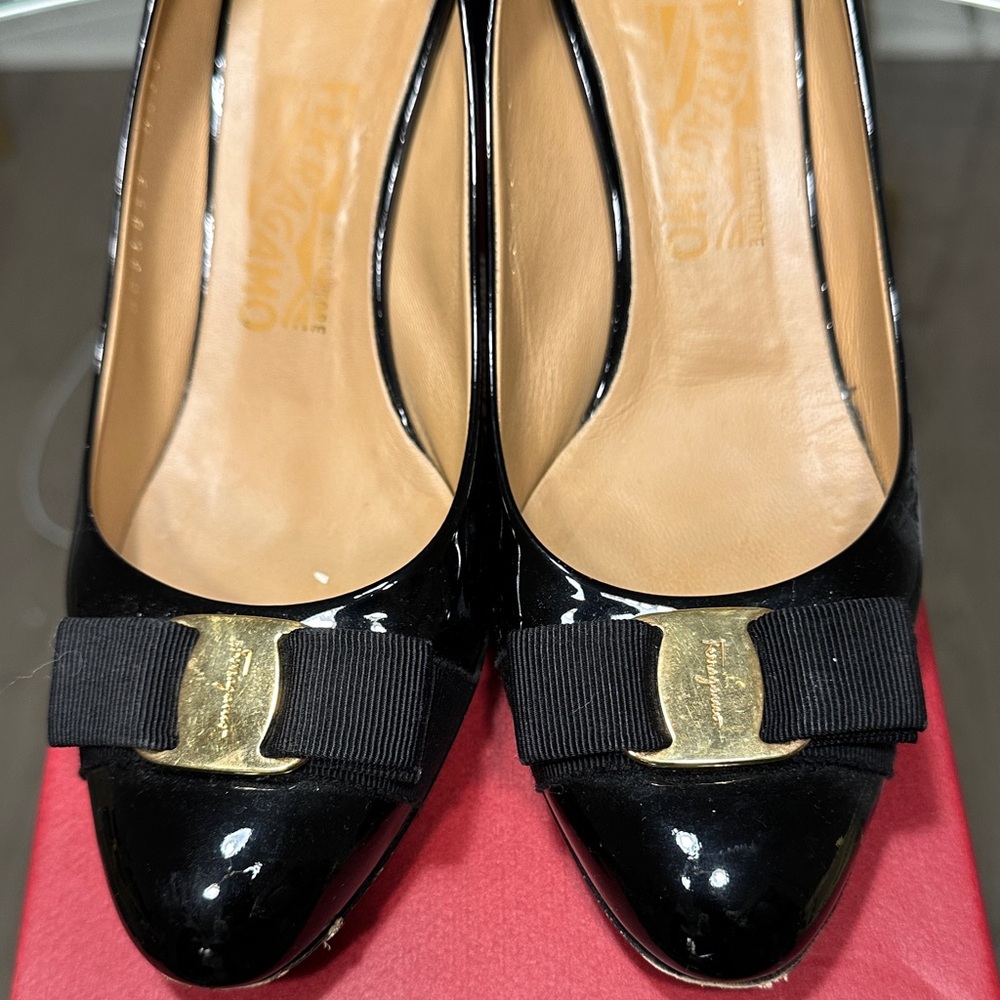 Salvatore Ferragamo Black Patent Leather Bow Pumps with Gold Plate - Picture 2 of 7